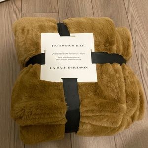 BRAND NEW W/TAGS Hudson’s Bay Faux Fur Throw (50inch x 70inch)